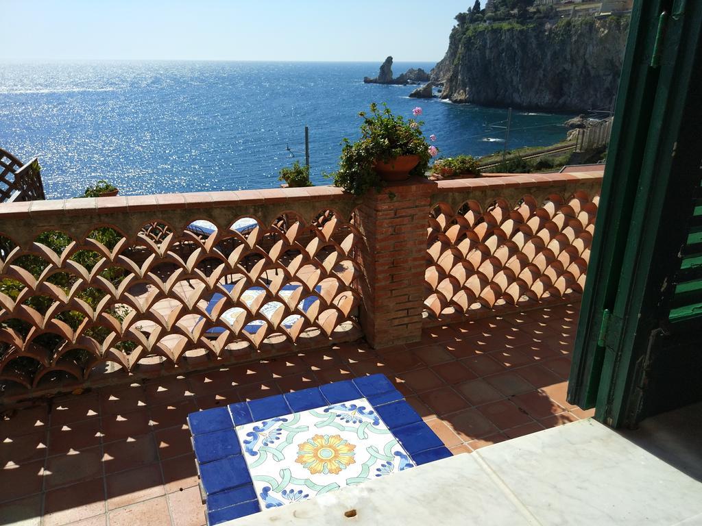 Isola Bella - Rooms Il Pescatore タオルミーナ エクステリア 写真
