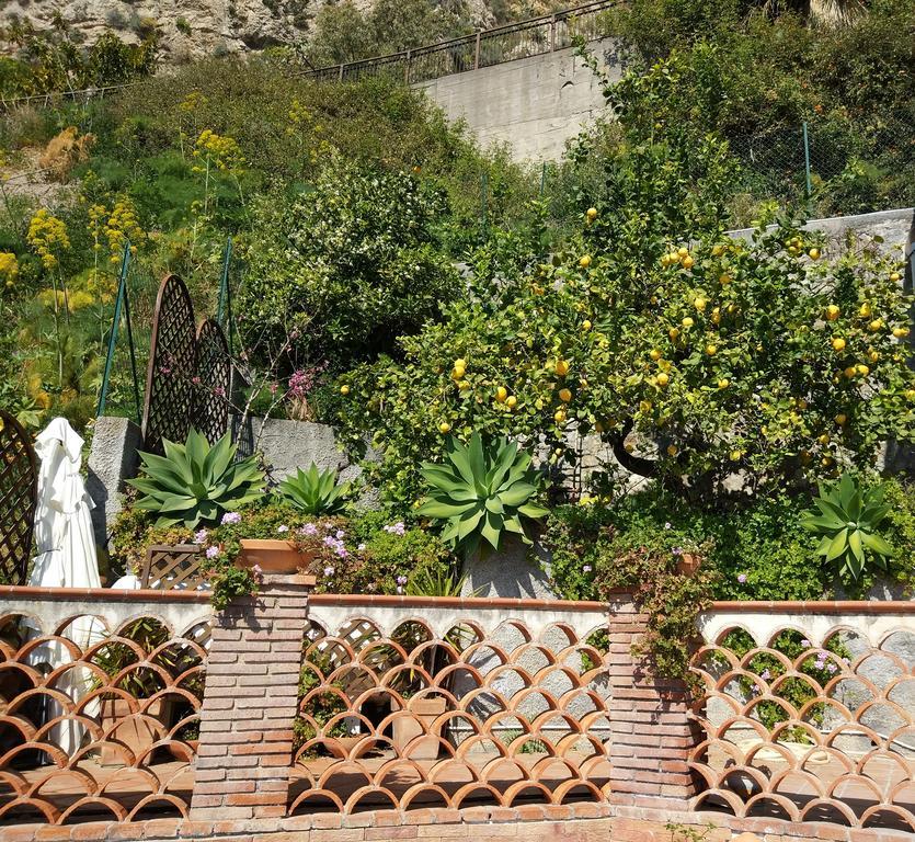Isola Bella - Rooms Il Pescatore タオルミーナ エクステリア 写真